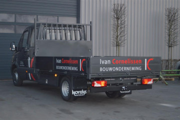 Open laadbak met alu zijborden op Mercedes in Oud-Turnhout