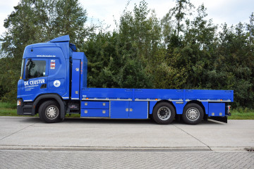 Open laadbak met alu zijborden en gereedschapskoffers op maat op SCANIA in Geel 