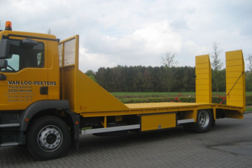 Open laadplateau met Dhollandia oprijrampen op MAN in Herselt