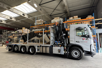 Laadkraan Copma 300.6 met open laadplateau op VOLVO in Olen