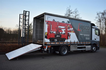 Curtainsider body with 7500 kg Dhollandia loading bridge on Mercedes in Laakdal