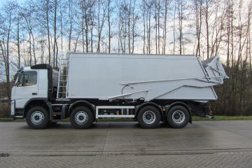 Kipper voor slachtafval transport op Volvo in Hulshout