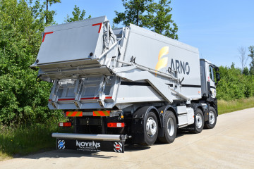 Kipper voor slachtafval transport op Renault in Hulshout