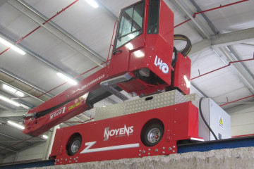 Stationaire laadkraan op rijdende stoel voor verladen van goederen in productiehal in Arendonk