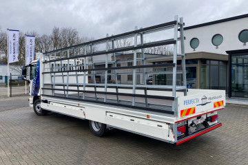 Open laadbak met alu zijborden voor glastransport op MAN in Herentals