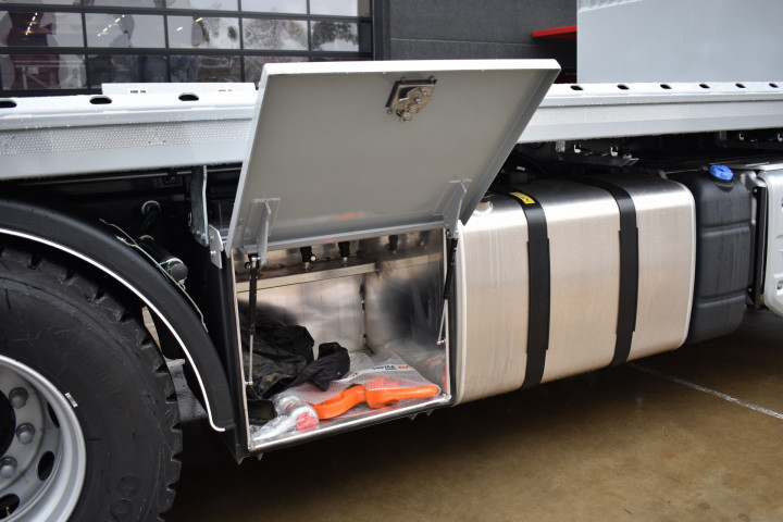 Copma Laadkraan Etib Betonbouw Volvo Laadbak Carrosseriebouw Olen (15)