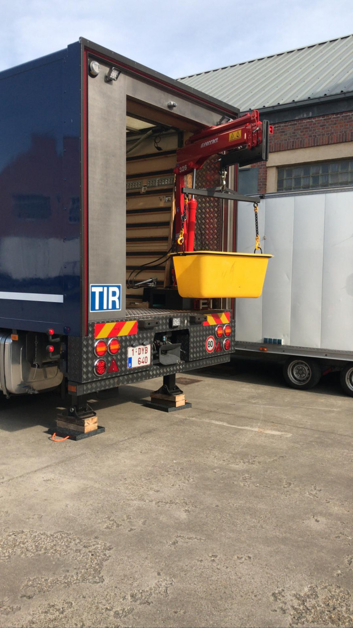 Ferrari Laadkraan In Laadbak Tilhulp Schrijnwerkerij Noyens (1)