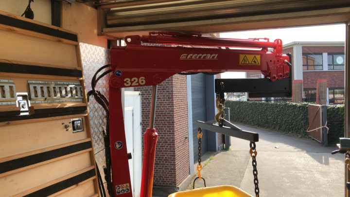 Ferrari Laadkraan In Laadbak Tilhulp Schrijnwerkerij Noyens (3)