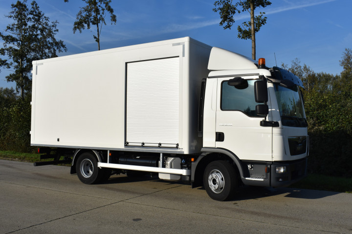 Gesloten Plywood Laadkast Rolluik Man Renotec Geel (1)