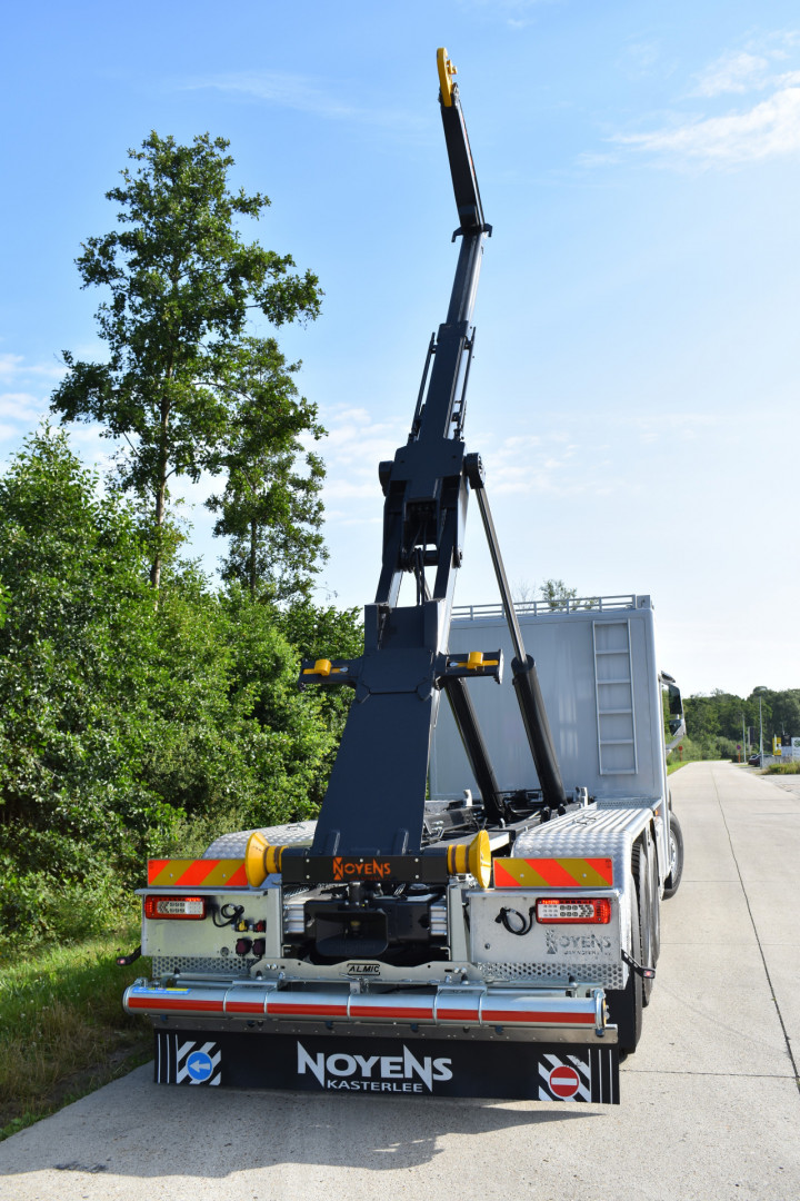 Containerhaaksysteem Busi Group Magazijn Achter Cabine Volvo Boortmeerbeek (3)
