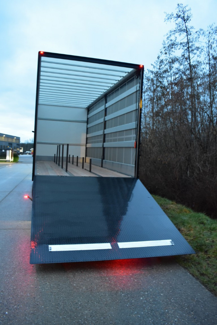 Gesloten Laadkast Schuifzeil Laadbrug Dhollandia Volvo Gr Technics Stalico (6) (middel)