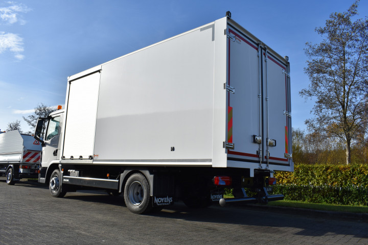 Laadkast Rolluik Renotec Geel Straalwerken Man (1)